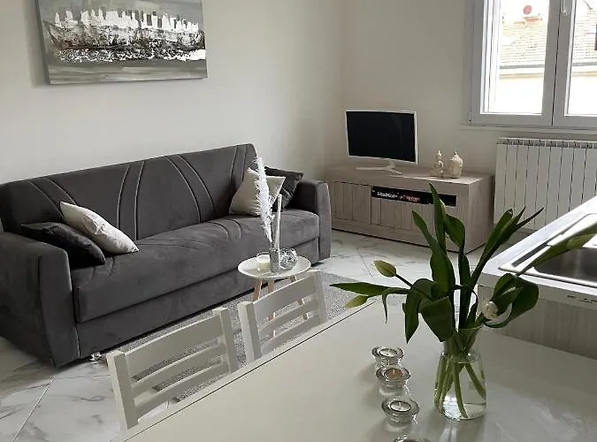 アパート Affitta Tra Mari E Monti チェチナ